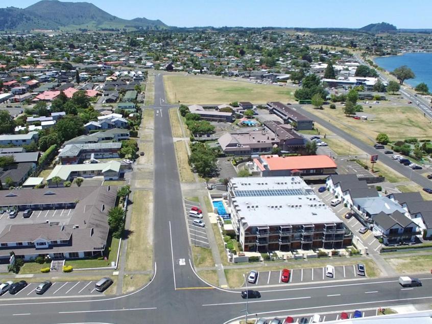 Relax On Roberts - Taupo Holiday Home エクステリア 写真